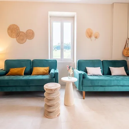 Dom wakacyjny Charming House In With Pool & Nature